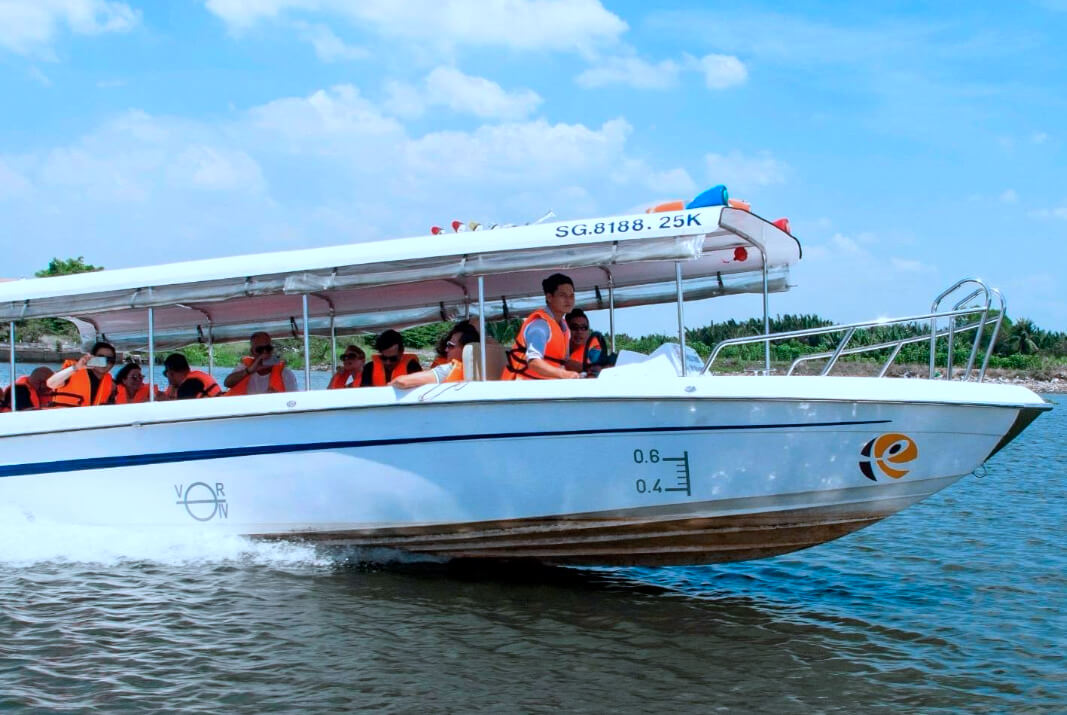 fisheye-travel-speedboat